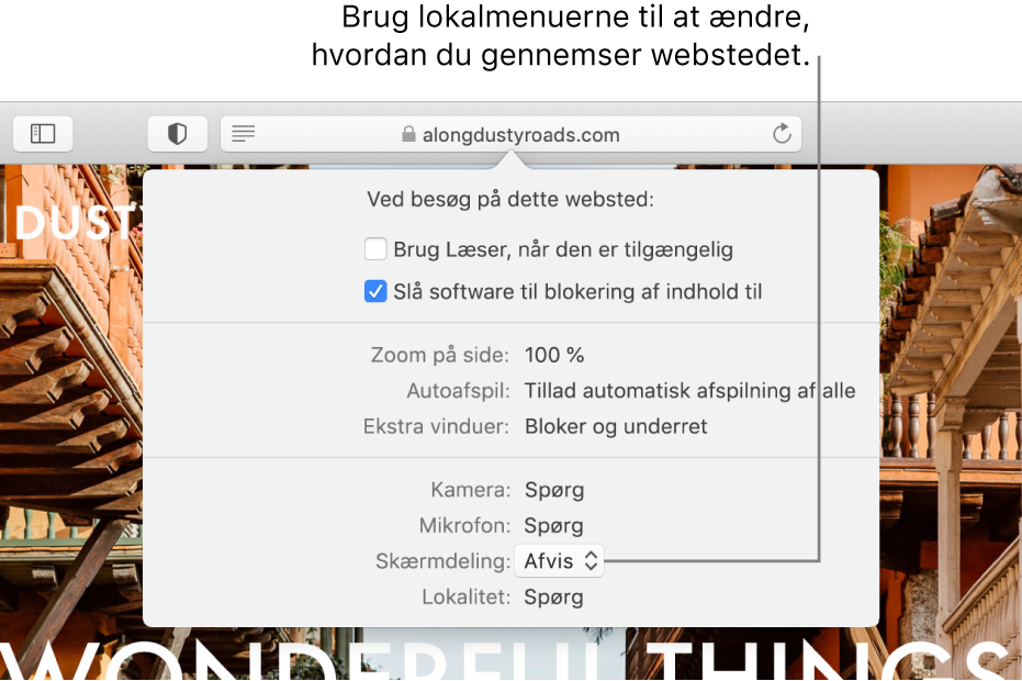 Den dialog, der vises under det smarte søgefelt, når du vælger Safari > Indstillinger til dette websted. Dialogen viser muligheder til tilpasning af, hvordan du vil gennemse det aktuelle websted, inkl. brug af læseroversigt, aktivering af software til blokering af indhold m.m.