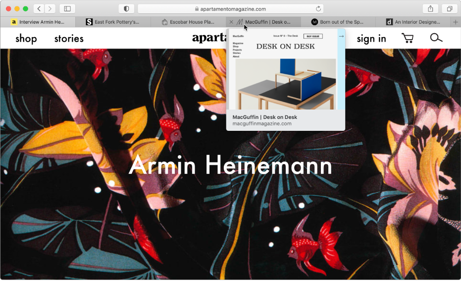 Okno Safari z wieloma otwartymi kartami, ze wskaźnikiem nad kartą pokazującą podgląd witryny.