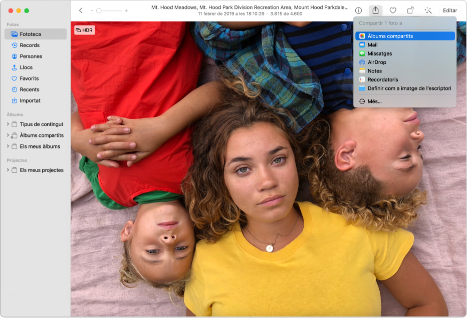 La finestra de l’app Fotos on es mostra una foto i el menú Compartir amb l’odre “Àlbums compartits” seleccionada.