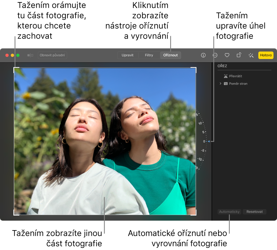 Fotka v zobrazení pro úpravy s vybranou volbou „Oříznout“ na panelu nástrojů, výběrovým obdélníkem okolo fotky, kolečkem náklonu napravo od fotky a tlačítkem Automaticky vpravo dole