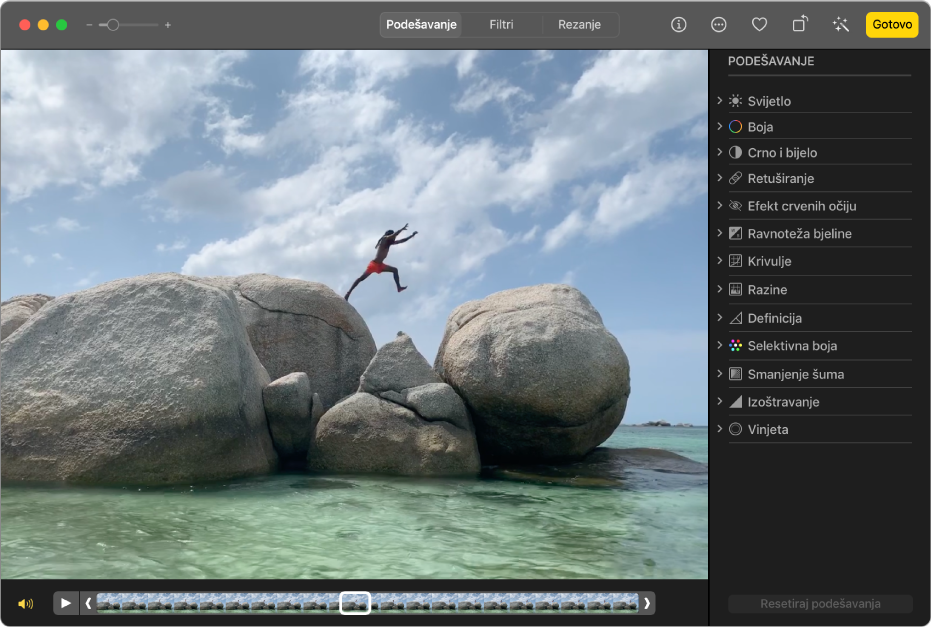 Video isječak u prikazu za uređivanje s kliznikom ispod nje koji prikazuje kadrove videozapisa. Tipka Zvučnik i Reproduciraj nalaze se na lijevoj strani kliznika, a na desnoj strani nalazi se prozor Prilagodi s prikazom opcija prilagodbe.