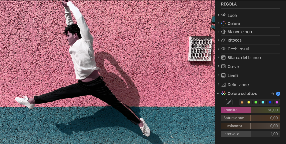 Una foto dopo la regolazione di un colore selettivo che mostra che il muro sullo sfondo è ora rosa.