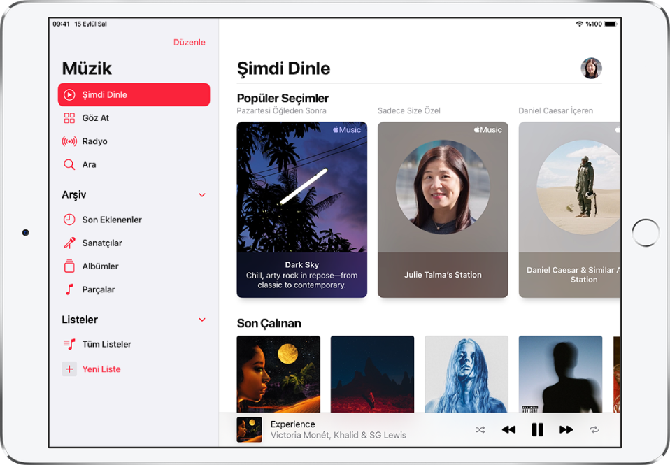 Şimdi Dinle ekranı, sol tarafta kenar çubuğunu sağ tarafta ise Şimdi Dinle bölümünü gösteriyor. Şimdi Dinle bölümünün sağ üst tarafında profil düğmesi var. Onun altında Popüler Seçimler listeleri görünüyor. Popüler Seçimler’in alt tarafında dört albüm gösteren Son Çalınan bölümü var.