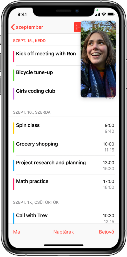 A képernyőn egy folyamatban lévő FaceTime-beszélgetés látható, a képernyő többi részét pedig a Naptár alkalmazás tölti ki.