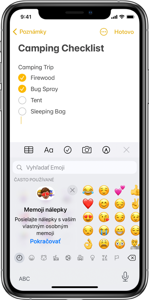 Poznámka upravovaná v apke Poznámky s otvorenou klávesnicou emoji a poľom Hľadať emoji v hornej časti obrazovky.