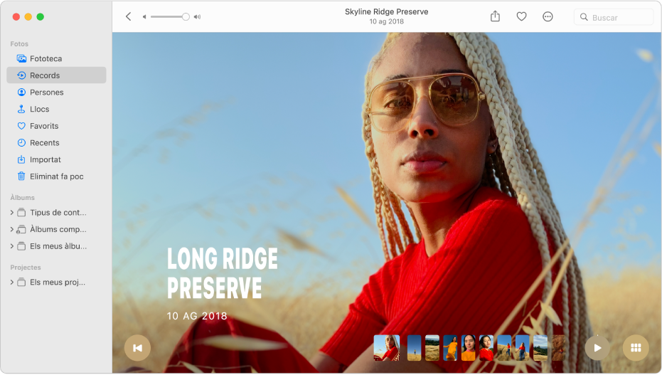 La finestra de l’app Fotos que mostra l'opció Records seleccionada a la barra lateral i un record en què es mostra el títol, el botó Reproduir i una tira de fotogrames amb les miniatures de les fotos del record.