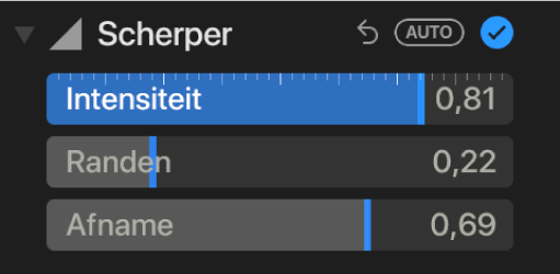 De regelaars voor verscherping in het paneel 'Pas aan', met schuifknoppen voor 'Intensiteit', 'Randen' en 'Afname'.