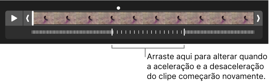 Um clipe de vídeo em câmera lenta com puxadores que podem ser arrastados para alterar quando o vídeo desacelera e acelera novamente.