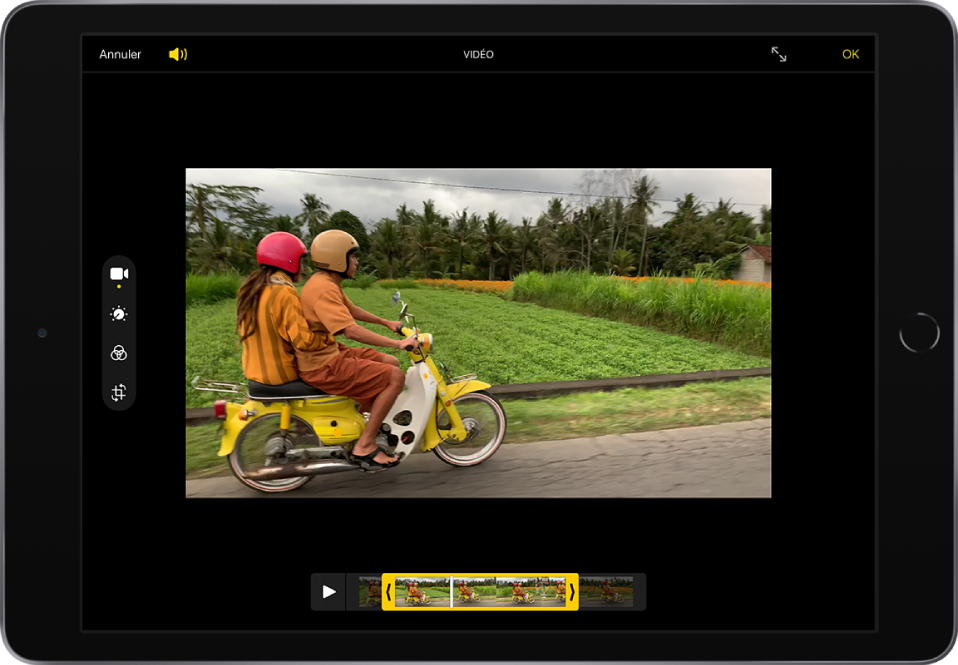 Une vidéo est présente sur l’écran Modifier et le visualiseur des images vidéo se trouve dans la partie basse de l’écran. Les boutons Annuler et Volume se trouvent dans le coin supérieur gauche, et les boutons « Activer le mode plein écran » et OK se trouvent dans le coin supérieur droit. Les outils de modifications se trouvent sur le côté gauche de l’écran, avec de haut en bas : Vidéo, Ajuster, Filtres et Recadrer. Vidéo est sélectionné.