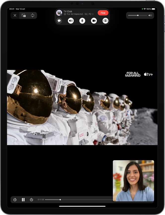Una chiamata FaceTime che mostra un contenuto video di Apple TV+ condiviso durante la chiamata. I controlli di FaceTime sono mostrati nella parte superiore dello schermo, il video è in riproduzione subito sotto e i controlli di riproduzione sono nella parte inferiore dello schermo.
