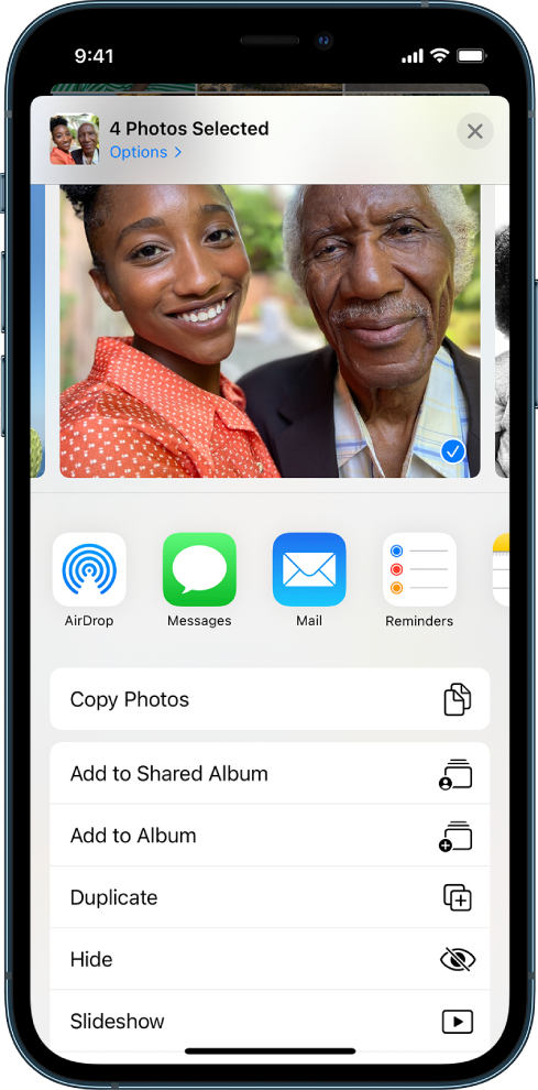 Ekrani i ndarjes së Photos. Fotoja e zgjedhur ndodhet në krye të ekranit. Poshtë fotos janë opsionet e ndarjes. Poshtë opsioneve të ndarjes është një listë veprimesh, nga lart poshtë: Copy Photos, Add to Shared Album, Add to Album, Duplicate, Hide, dhe Slideshow.
