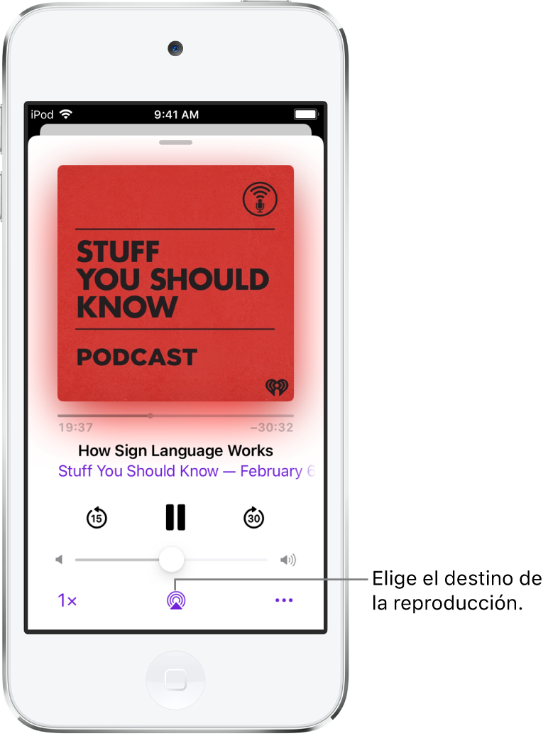 Los controles de reproducción de un podcast, incluyendo el botón “Destino de la reproducción” en la parte inferior de la pantalla.