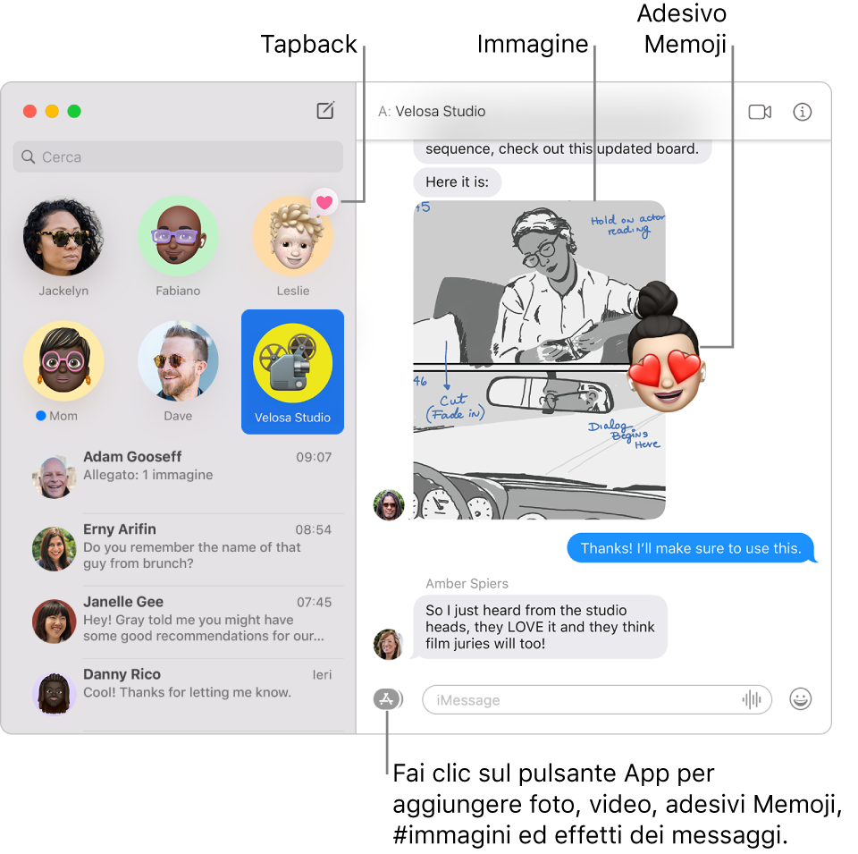 La finestra Messaggi con diverse conversazioni elencate sulla barra laterale a sinistra e una registrazione visualizzata a destra. Sono selezionati alcuni elementi: un tapback su una conversazione in evidenza sulla sinistra e un'immagine con adesivo Memoji nella registrazione sulla destra. Fai clic sul pulsante App nella parte inferiore della finestra per aggiungere foto, adesivi Memoji, #immagini ed effetti messaggi.