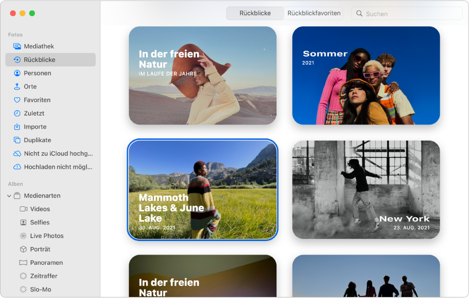 Das Fenster „Fotos“ mit der in der Seitenleiste ausgewählten Option „Rückblicke“ und angezeigten Rückblicken rechts.