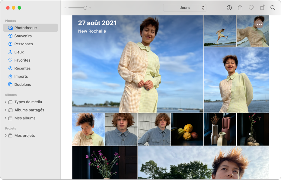 La fenêtre principale de Photos avec Photothèque sélectionné dans la barre latérale à gauche, les photos organisées par jour à droite et la barre d’outils en haut.