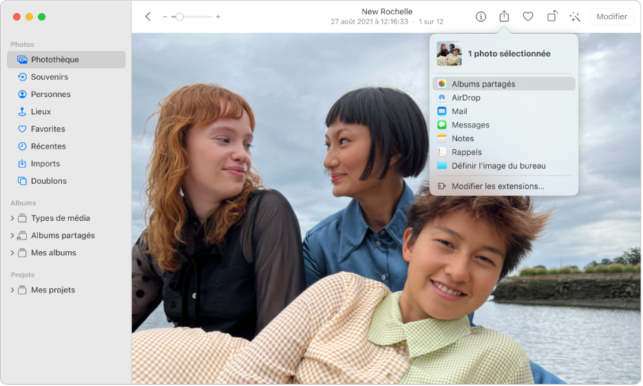 La fenêtre Photos montrant une photo et le menu Partager ouvert sous le bouton Partager dans la barre d’outils.