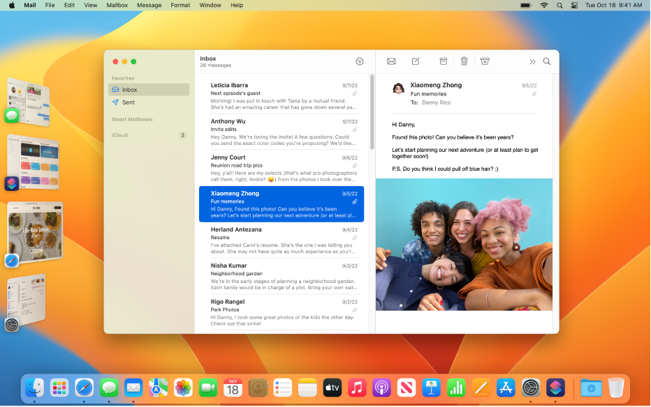 Bureau d’un Mac montrant comment Stage Manager organise plusieurs apps ouvertes : L’app Mail est ouverte au centre de l’écran et plusieurs autres apps ouvertes apparaissent sur le côté gauche du bureau.