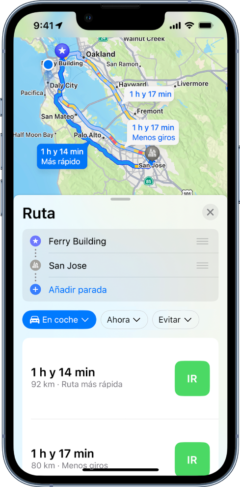 Mapa con varias rutas en coche entre dos ubicaciones con la ruta más rápida seleccionada. La tarjeta de ruta en la parte inferior proporciona detalles de las rutas, con los tiempos de viaje estimados, la distancia y una breve descripción. Aparece el botón Ir junto a cada descripción de la ruta.