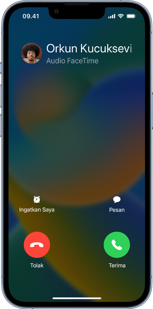 Layar menampilkan pemberitahuan panggilan masuk di bagian atas. Tombol Tolak dan Terima terdapat di kanan atas.