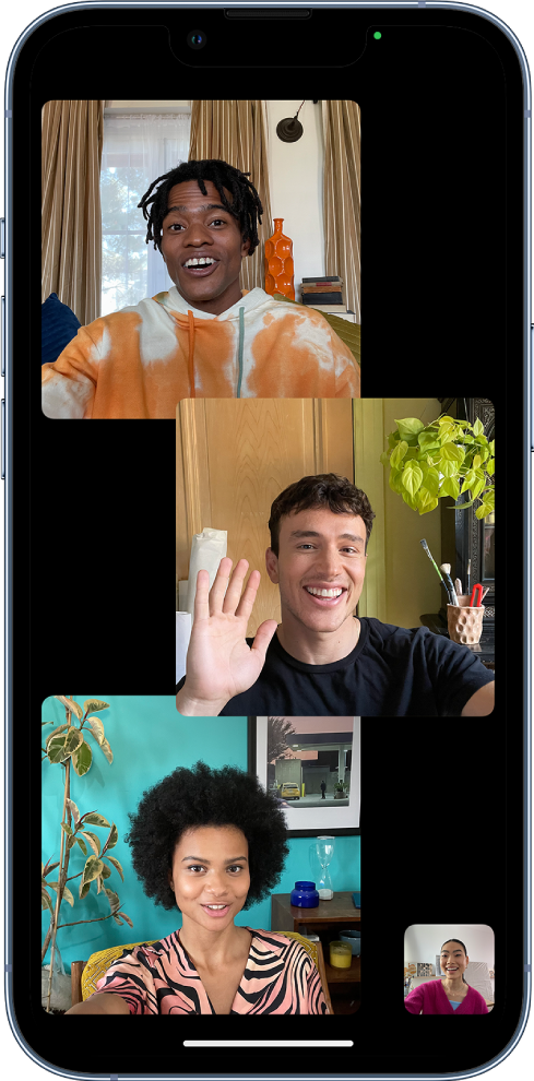 Una chiamata FaceTime di gruppo con quattro partecipanti; ciascun partecipante viene visualizzato in un riquadro separato.