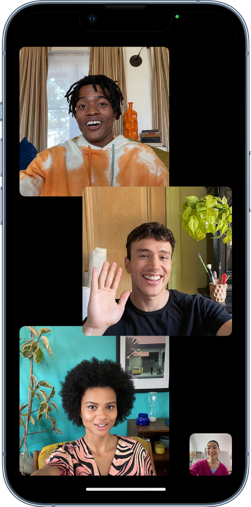 Uma chamada FaceTime de grupo com quatro participantes; cada participante é apresentado num mosaico diferente.