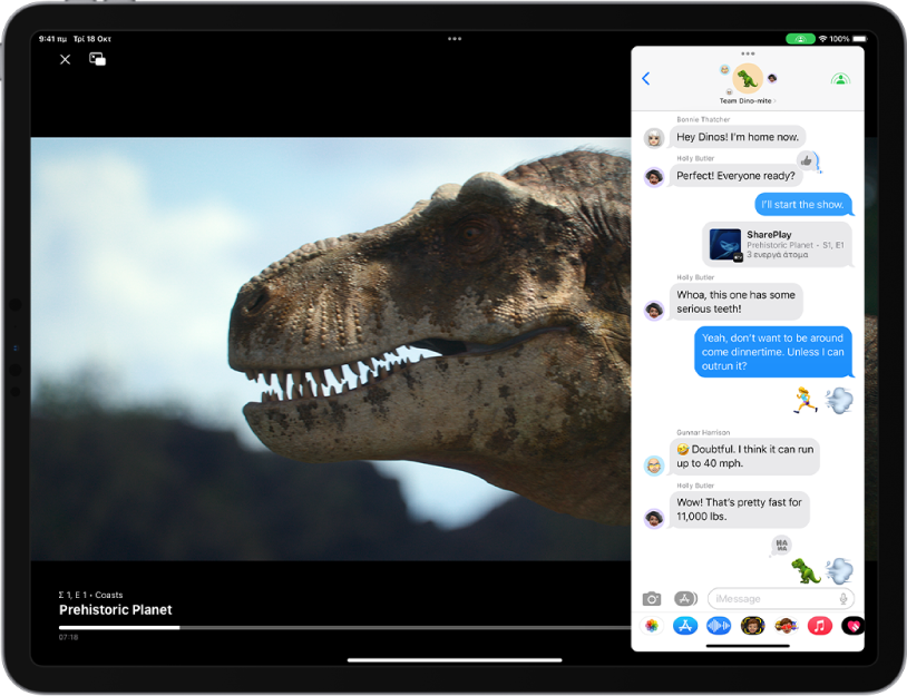 Ένα πρόγραμμα αναπαραγωγής βίντεο καταλαμβάνει ολόκληρη την οθόνη του iPad. Στη δεξιά πλευρά της οθόνης, μια ομαδική συζήτηση στα Μηνύματα εμφανίζεται σε ένα παράθυρο Slide Over. Οι συμμετέχοντες στην ομαδική συζήτηση συζητούν το βίντεο στην οθόνη.