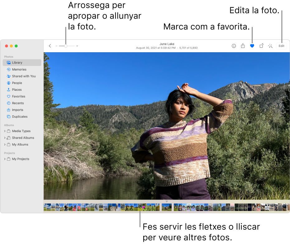 La finestra de l’app Fotos on es mostra una foto ampliada a la dreta amb una fila de miniatures a sota. La barra d’eines de la part superior inclou el regulador de zoom, el botó de favorit i el botó d’editar.