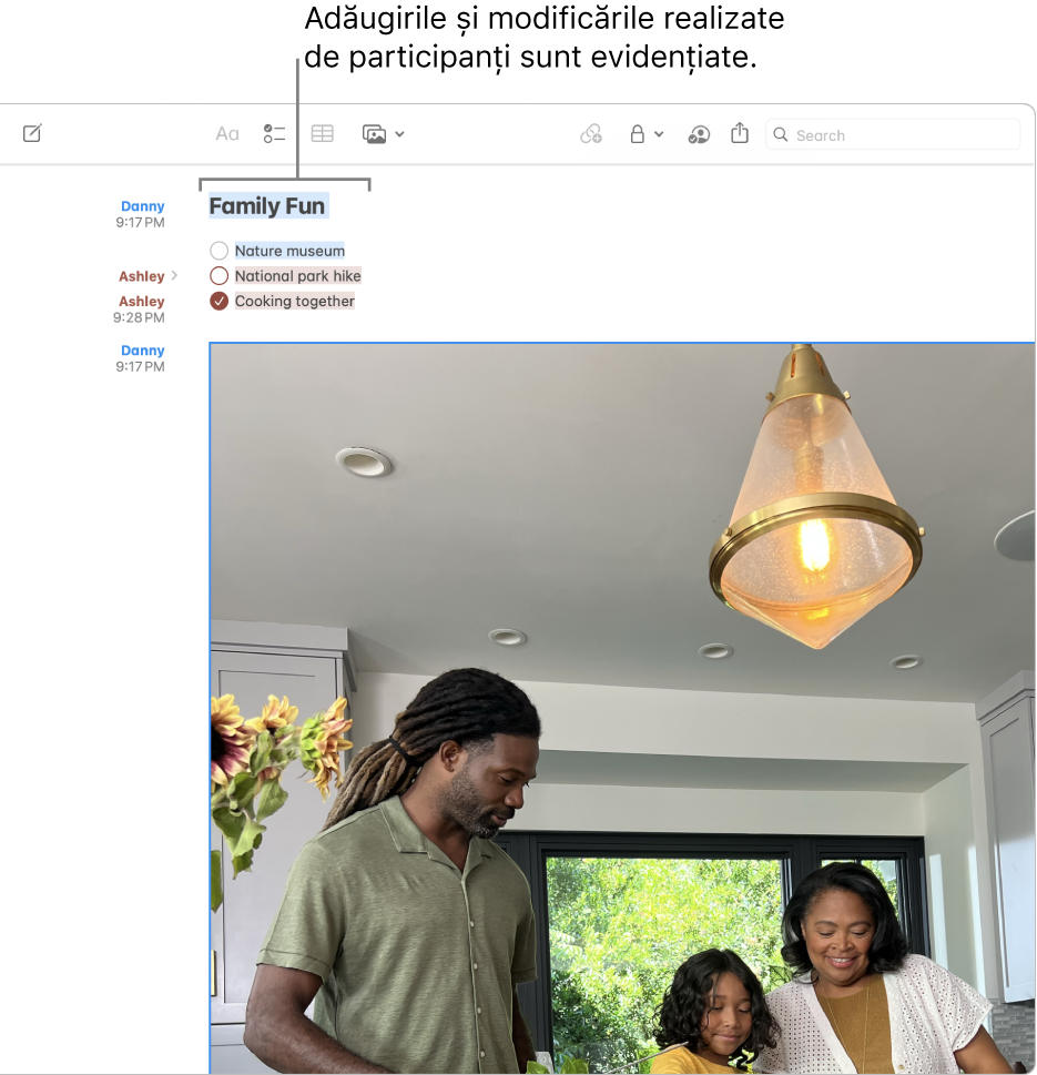 O notiță cu o listă de control a activităților familiei. Modificările efectuate de către un alt participant sunt evidențiate.
