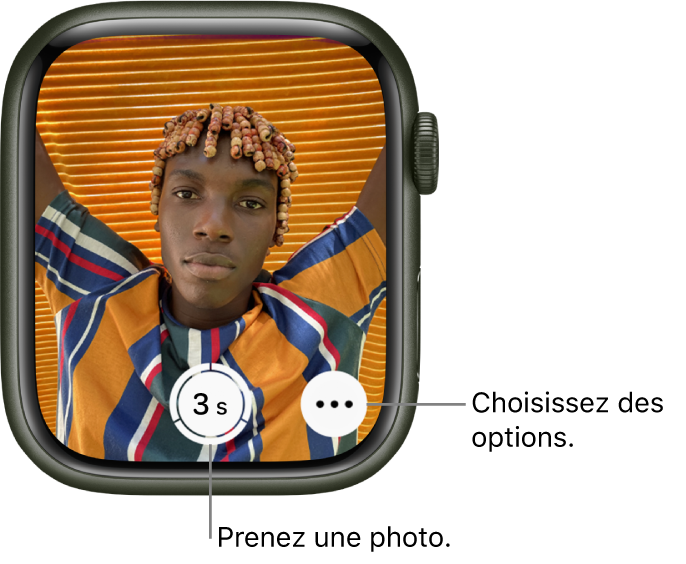 Lorsque la montre sert de télécommande pour l’appareil photo, le viseur de l’iPhone est affiché sur l’Apple Watch. Le bouton « Prendre une photo » se trouve en bas au centre, avec le bouton « Plus d’options » à sa droite. Si vous avez pris une photo, le bouton de viseur se trouve dans le coin inférieur gauche.