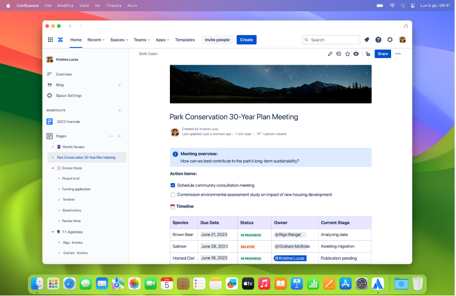 Una finestra di Safari con il sito web di Confluence visualizzato come un’app web, con una barra dei menu per Confluence e l’icona Confluence sul Dock.