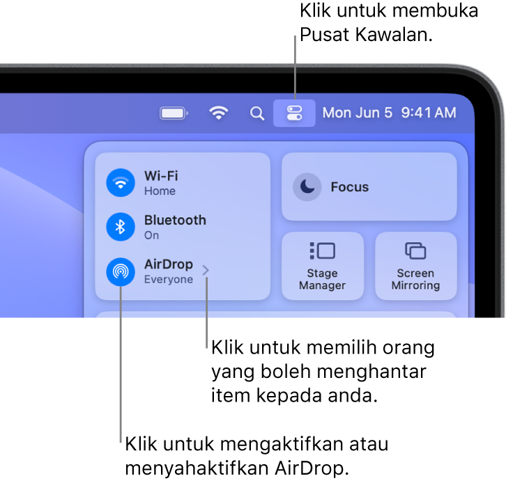 Tetingkap Pusat Kawalan menunjukkan kawalan untuk mengaktifkan atau menyahaktifkan AirDrop dan memilih orang yang boleh menghantar item kepada anda.