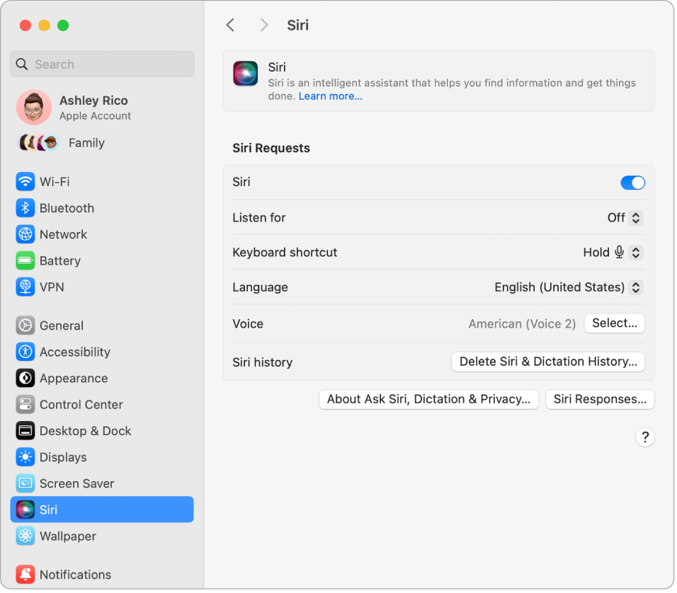 La ventana de configuración de Siri con la opción Siri seleccionada, así como varias opciones para personalizar Siri a la derecha