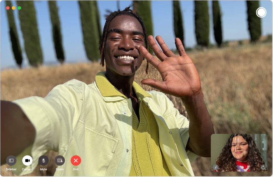 Ventana de FaceTime durante una llamada de vídeo individual. La persona que inició la llamada aparece en un cuadro en la esquina inferior derecha y el otro participante está en la parte principal de la ventana.