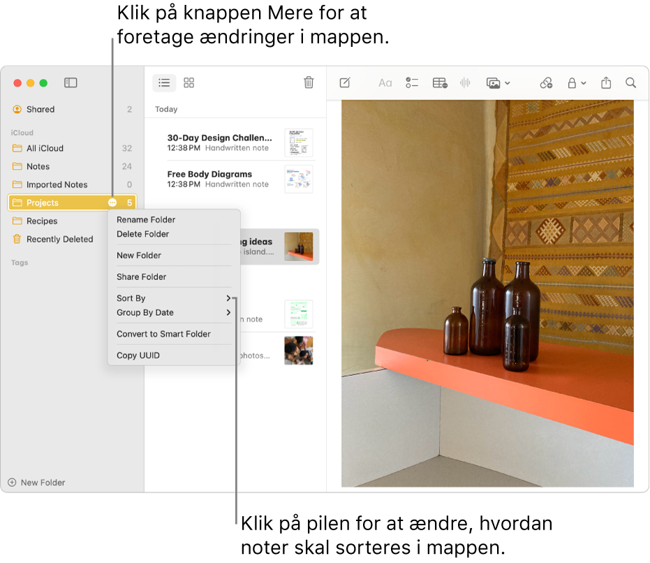 Et vindue i appen Noter på Mac med en mappe i indholdsoversigten og knappen Mere, hvor du kan foretage ændringer af en mappe. Over listen med noter i midten findes sorteringsmuligheden, som ændrer noternes rækkefølge. Klik på pilen for at vælge en anden sorteringsrækkefølge.