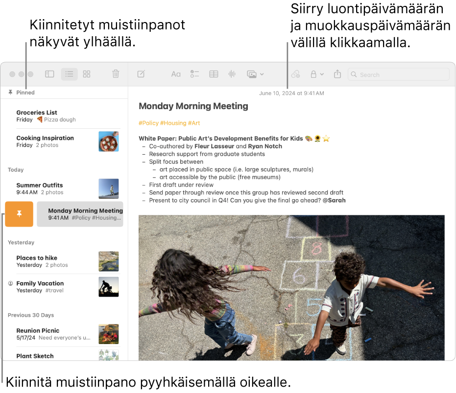 Macin Muistiinpanot-apin ikkuna, jossa on vasemmalla muistiinpanoluettelo, luettelon yläosassa kiinnitettyjä muistiinpanoja ja yhdessä muistiinpanossa Kiinnitä-painike. Kyseisen muistiinpanon sisältö näkyy oikealla, ja sen yläosassa on päivämäärä. Klikkaamalla päivämäärää voit vaihtaa luontipäivän ja muokkauspäivän välillä.