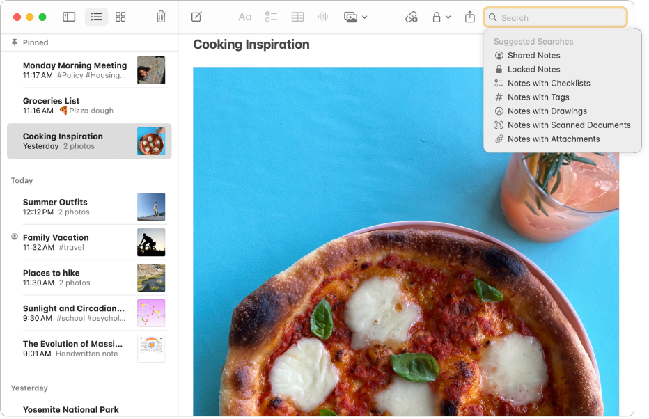 Une fenêtre Notes affichant une liste de notes. Les suggestions de recherche s’affichent dans le coin supérieur droit, telles que les notes verrouillées et les notes avec pièces jointes.