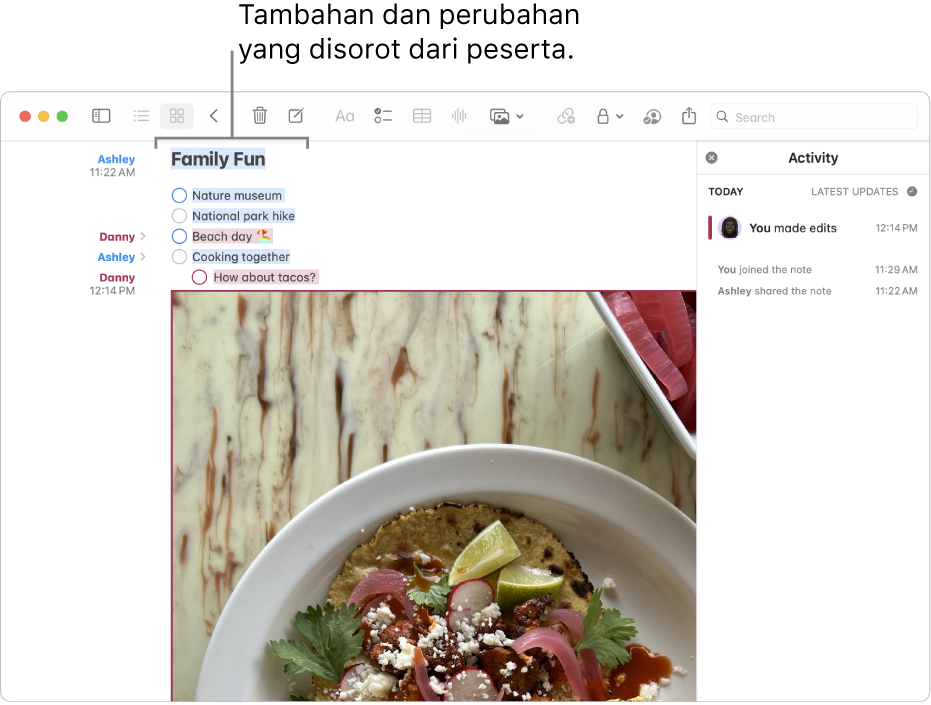 Catatan dengan daftar centang menampilkan daftar aktivitas keluarga. Perubahan dari peserta lain disorot.