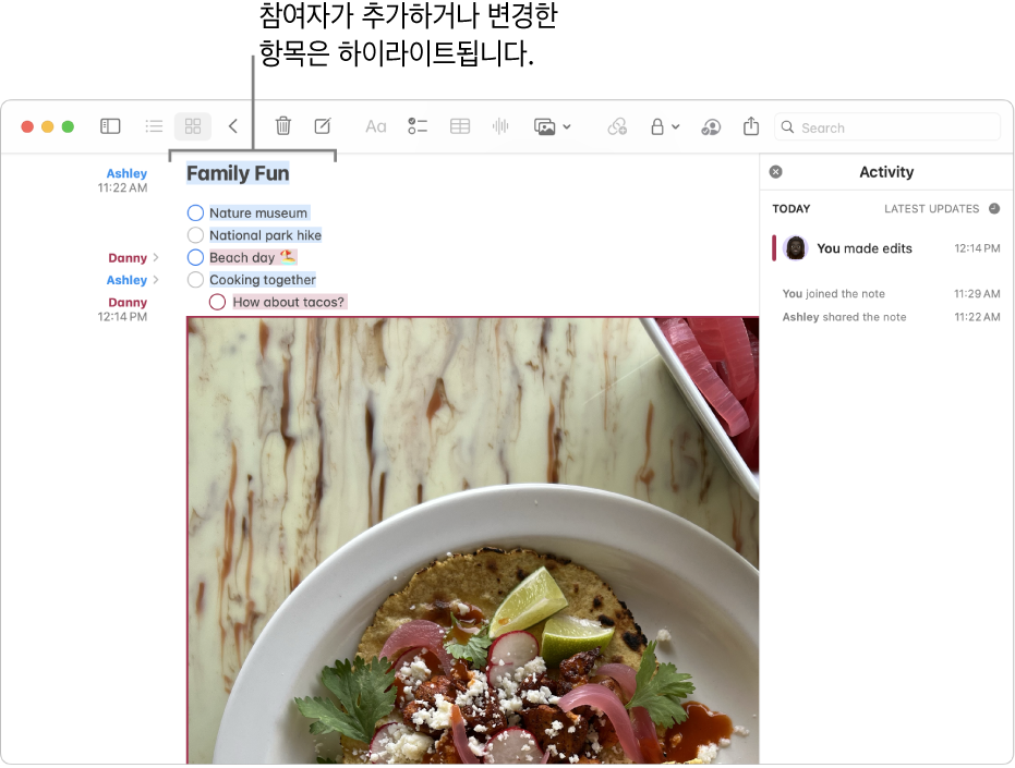 가족 활동 목록을 보여주는 체크리스트가 있는 메모. 다른 참여자가 변경한 내용이 하이라이트됨.
