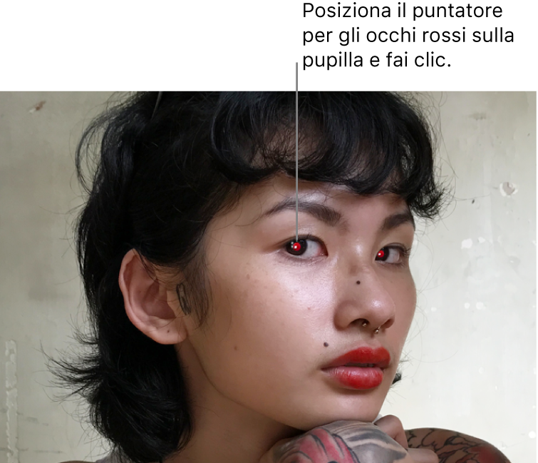 La foto di una persona con le pupille rosse.