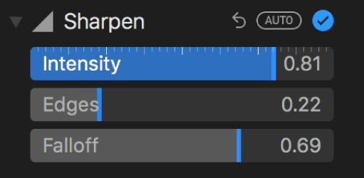 Skärpereglagen på panelen Justera med reglage för intensitet, kanter och förluster.