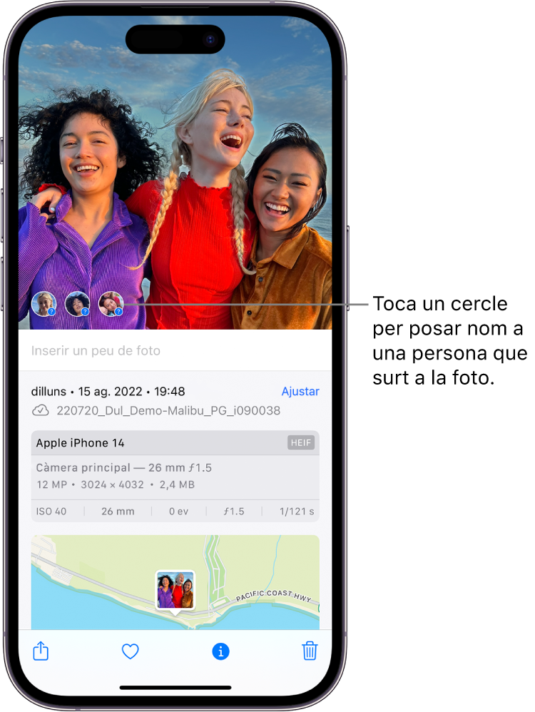 A la meitat superior de la pantalla de l’iPhone es mostra una foto oberta a l’app Fotos. A la meitat inferior de la pantalla es mostra informació sobre la foto, incloent-hi, de dalt a baix, la data i l’hora, el nom de l’arxiu, el model de l’iPhone i la configuració de la càmera, i un mapa. A la part inferior de la pantalla, d’esquerra a dreta, hi ha el botó “Compartir”, el botó per afegir com a favorita, el botó d’informació i el botó “Eliminar”. El botó d’informació està seleccionat.