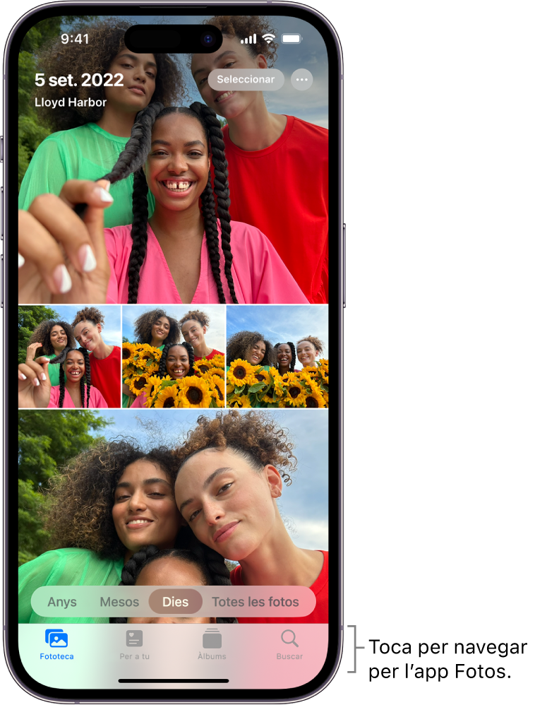 Es mostra la fototeca amb la vista de dies. A la pantalla hi ha una selecció de miniatures de fotos. A la part superior esquerra de la pantalla es mostra la data i la ubicació en què s’han fet les fotos. A la part superior dreta hi ha els botons “Seleccionar” i “Més opcions” per compartir fotos i veure’n els detalls. A sota de les miniatures hi ha opcions per veure el contingut de la fototeca per anys, mesos, dies o totes les fotos. Al llarg de la part inferior hi ha els botons “Fototeca”, “Per a tu”, “Àlbums” i “Buscar”.