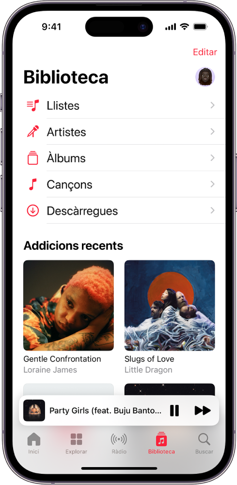 Pantalla de la biblioteca amb un llistat de categories que inclou “Llistes”, “Artistes”, “Àlbums”, “Cançons” i “Descàrregues”. La capçalera “Afegit recentment” es mostra sota la llista. El reproductor amb el títol de la cançó que s’està reproduint i els botons “Pausa” i “Següent” són a prop de la part inferior.
