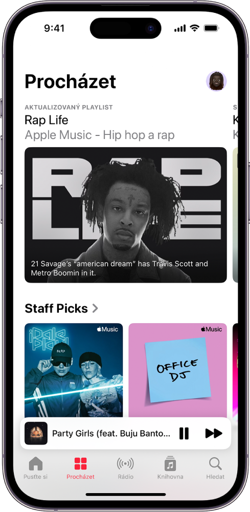 Obrazovka Prohlížení s doporučeným playlistem v horní části. Přejetím doleva zobrazíte další doporučenou hudbu a videa. Dole je vidět oddíl redakčního výběru se dvěma playlisty z Apple Music. Přejížděním nahoru po displeji zobrazíte další novou a doporučenou hudbu.