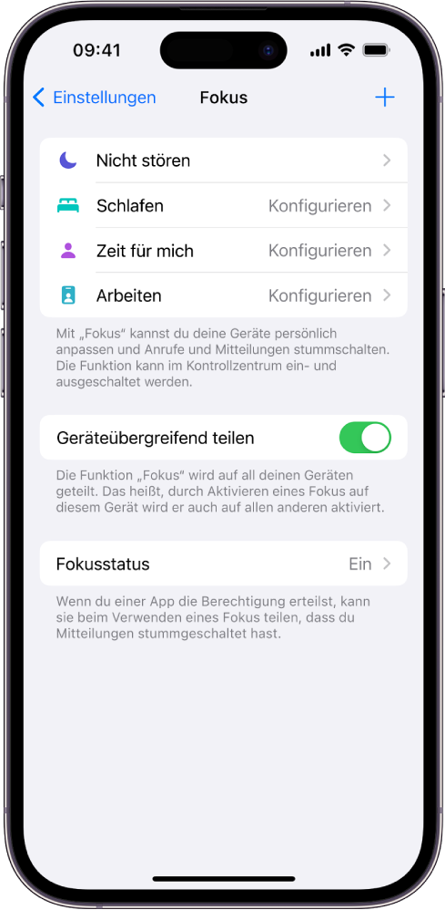 Vier Fokus-Optionen – „Nicht stören“, „Zeit für mich“, „Schlafen“ und „Arbeiten“. Die Taste „Geräteübergreifend teilen“ ermöglicht dir die Verwendung derselben Fokus-Einstellungen für alle deine Apple-Geräte, auf denen du mit derselben Apple-ID angemeldet bist.