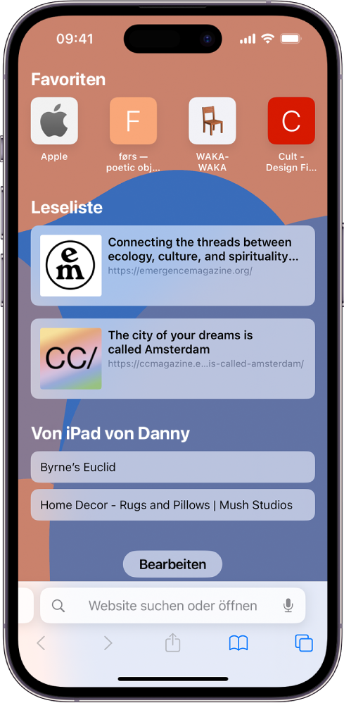 Die Startseite in der App „Safari“ mit Website-Favoriten, in der Leseliste gesicherten Websites und Websites, die auf deinen anderen Apple-Geräten geöffnet sind. Unten auf dem Bildschirm befindet sich die Taste „Bearbeiten“.