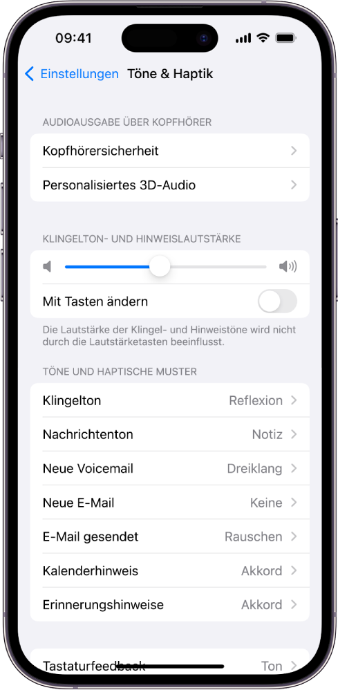 Der Bildschirm für Töne und Haptik in den Einstellungen. Auf dem Bildschirm werden von oben nach unten die folgenden Optionen angezeigt: „Kopfhöreraudio“ und „Kopfhörersicherheit“, „Klingelton“ und „Hinweislautstärke“ mit einem Regler zum Anpassen der Lautstärke und der Option zum Ändern der Lautstärke mit Tasten, sowie „Töne und haptische Muster“ einschließlich „Klingelton“ und „Nachrichtenton“.
