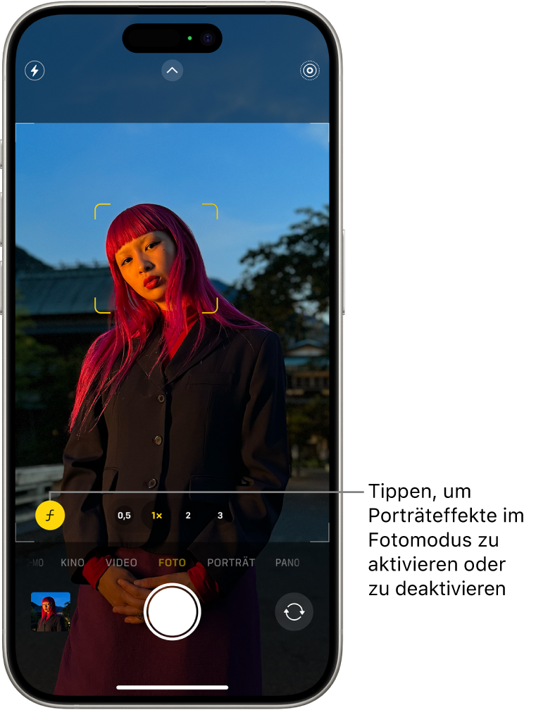 Der Bildschirm „Kamera“ im Modus „Foto“. Das Motiv im Sucher ist scharf und der Hintergrund weichgezeichnet. Unten links im Sucher ist die Taste „Tiefe“ ausgewählt, um den entsprechenden Porträteffekt anzuwenden.