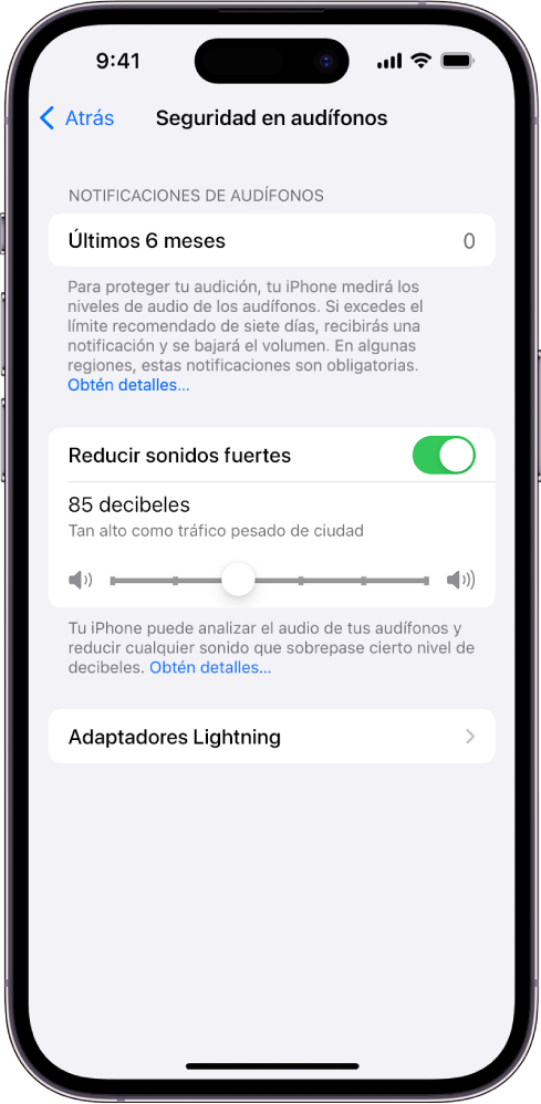La pantalla Seguridad en audífonos mostrando la cantidad de notificaciones de audífonos enviadas en los últimos 6 meses, la opción Reducir sonidos fuertes, un regulador para cambiar el nivel de decibeles máximos y el límite seleccionado actualmente de 85 decibeles.