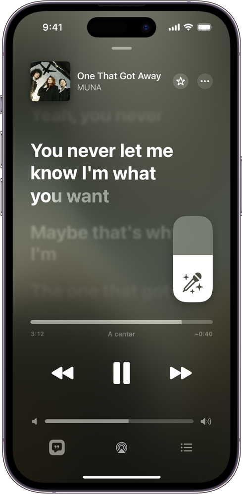 La pantalla Ahora suena mostrando el regulador de A cantar de Apple Music arriba y a la derecha de la línea del tiempo. La letra que se reproduce actualmente se encuentra resaltada.